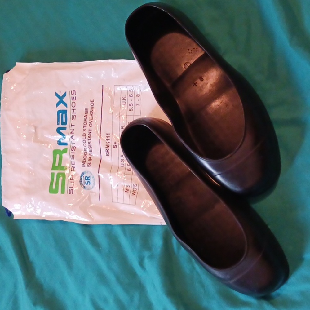 Slip resistant shoe covers